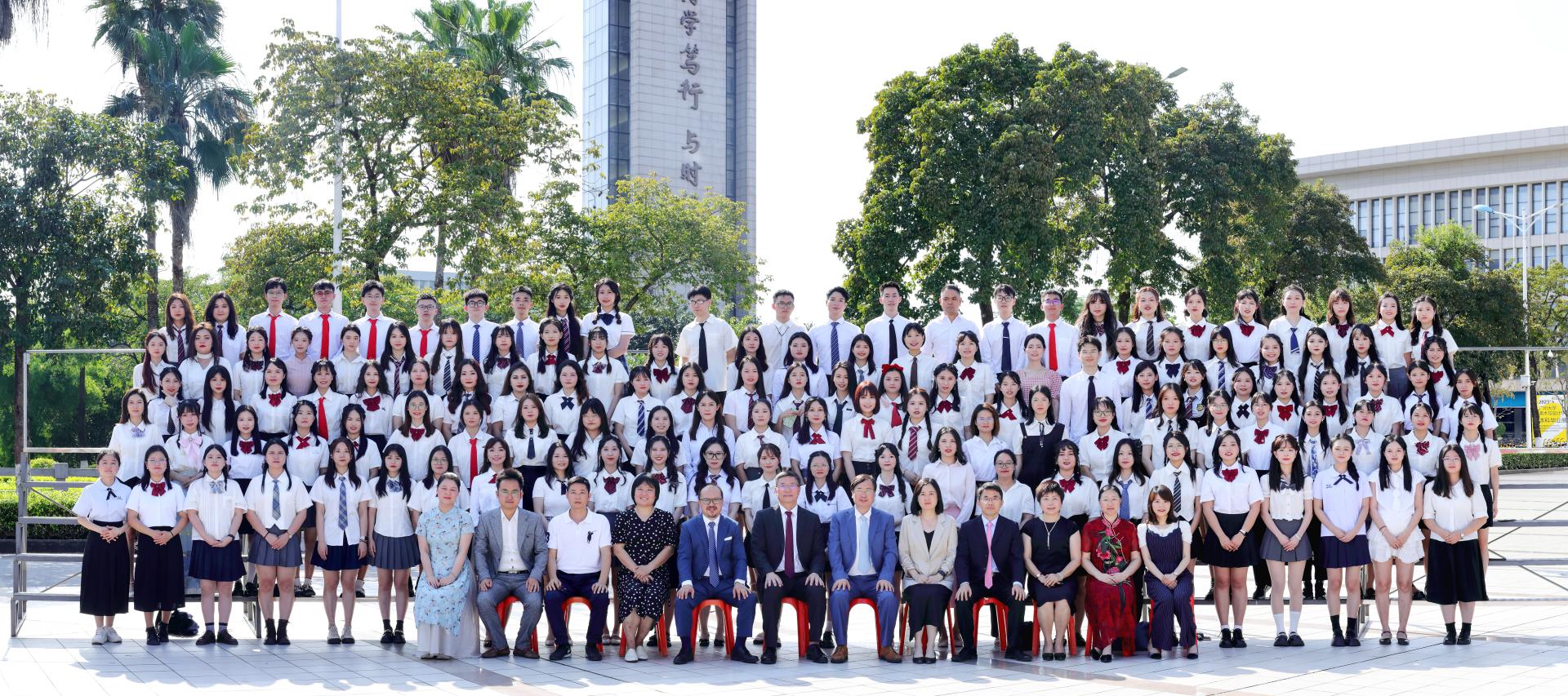 色情片
2023届校友毕业合影