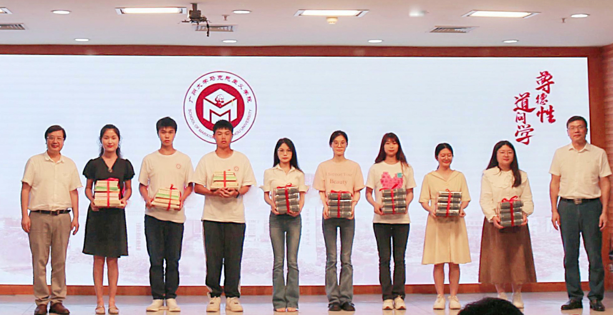 色情片
举行2023级新生开学典礼